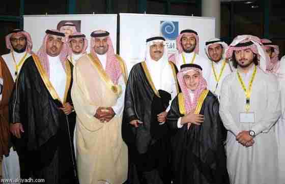 أمير الرياض ونائبه في صورة جماعية مع منسوبي الجمعية